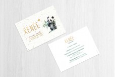 Kleine panda met blaadjes vast